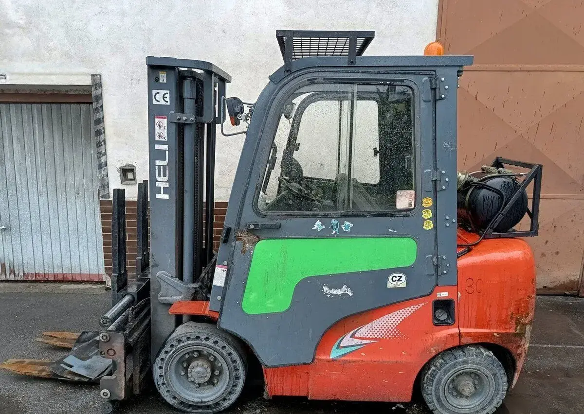 2× HELI GREEN 2,5 t – LPG, hydraulický dvojitý paletizér