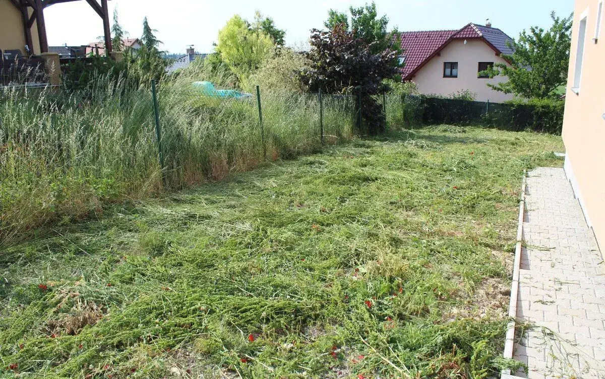 Sekání trávy křovinořezem a sekačkou v Kladně.