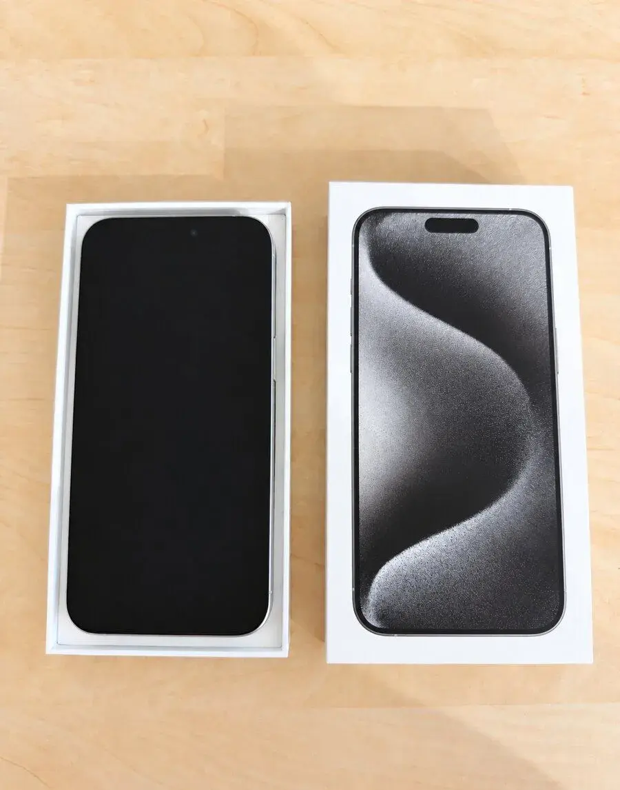 iPhone 15 Pro Max 256 GB • Bílý titan