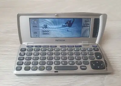 Nokia 9210 komunikátor - pěkný stav, v čj, baterie i adaptér