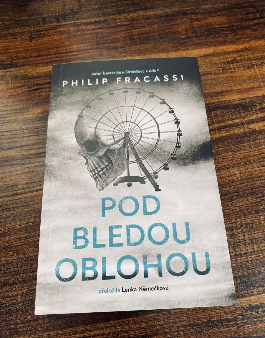 Pod bledou oblohou - Philip Fracassi