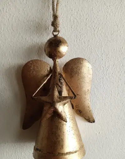 Plechový anděl, zvon na pověšení
