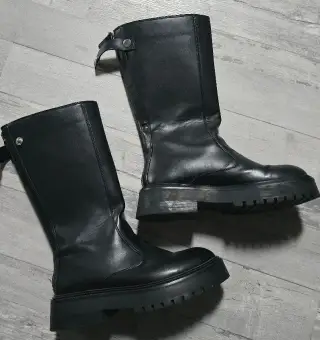 Krásné černé kozačky Bershka
