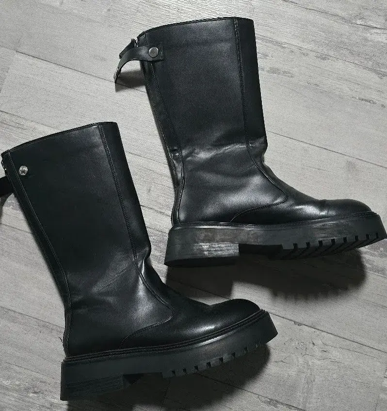 Krásné černé kozačky Bershka