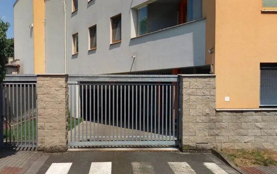 Pronájem parkovacího stání v garáži - Na Střezině