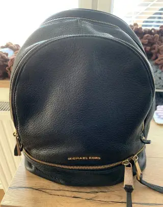 Dámský černý kožený batoh Michael Kors