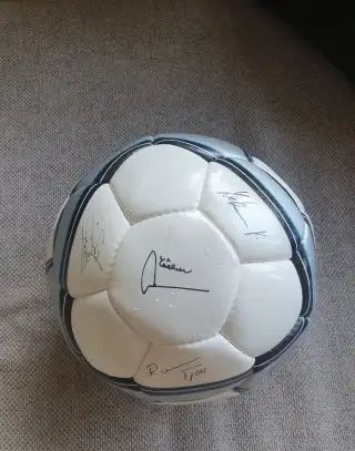 fotbalový míč podepsaný českými reprezentanty před EURO 2004