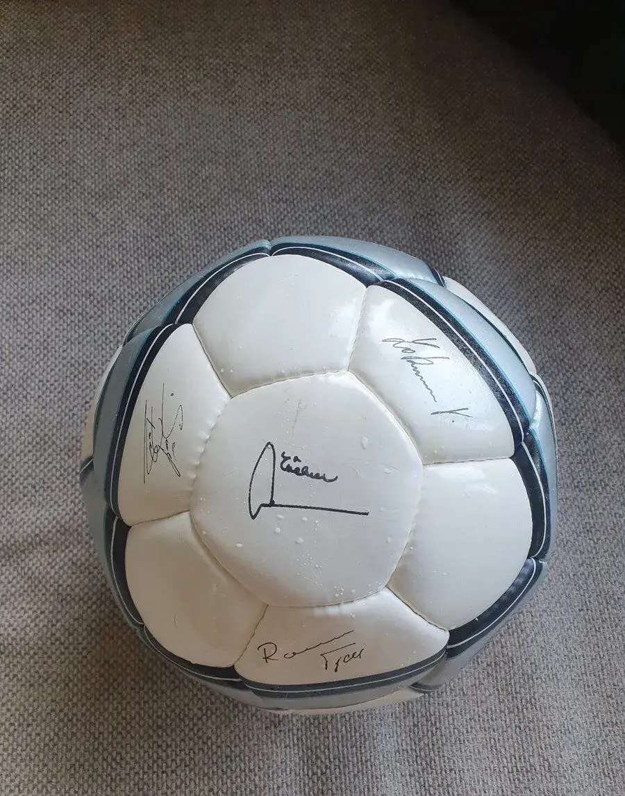 fotbalový míč podepsaný českými reprezentanty před EURO 2004