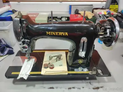 Čerstvě seřízený krejčovský šicí stroj Minerva