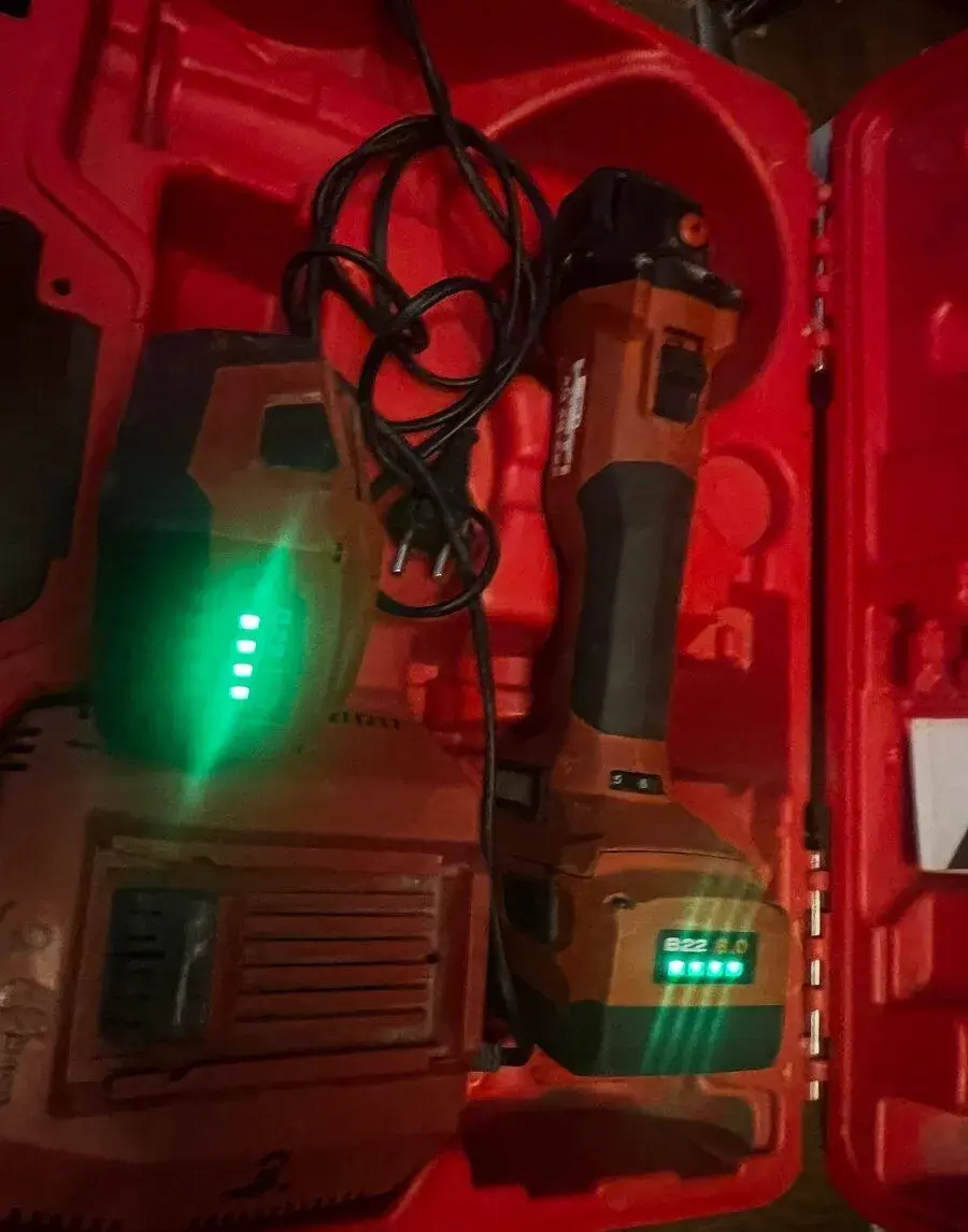 HILTI AG 4S 22-125 v kompletu