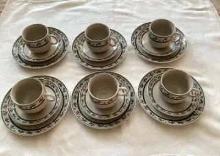 Set hrníčků s podšálky, dezert.talířky - značkový