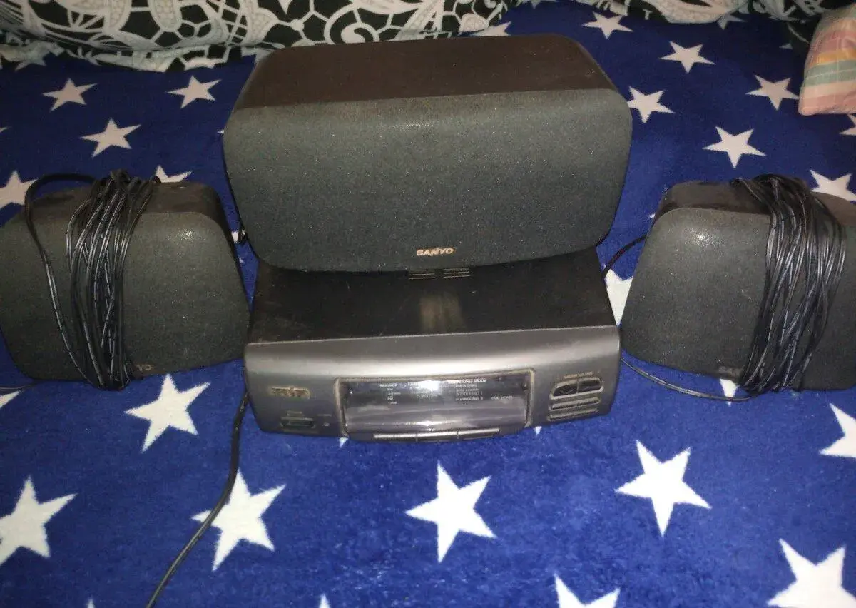 Zesilovač SANYO SURROUND domácí kino 3x repro