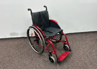 Odlehčený invalidní vozík červený s blatníky, šíře 43