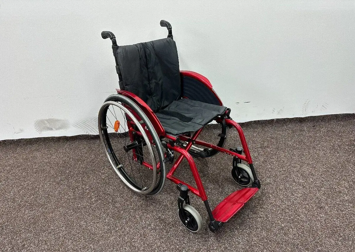 Odlehčený invalidní vozík červený s blatníky, šíře 43
