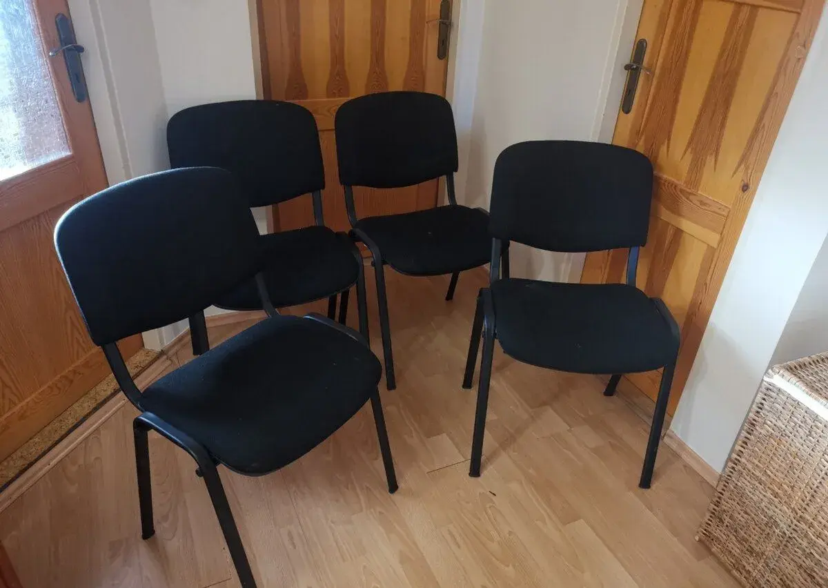 4× konferenční židle – černé, stohovatelné, velmi dobrý stav