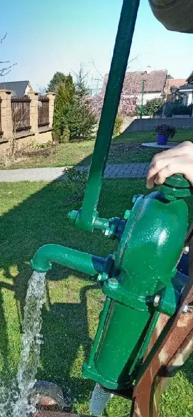 Ruční pumpa na vodu lila 75 po GO plně funkční
