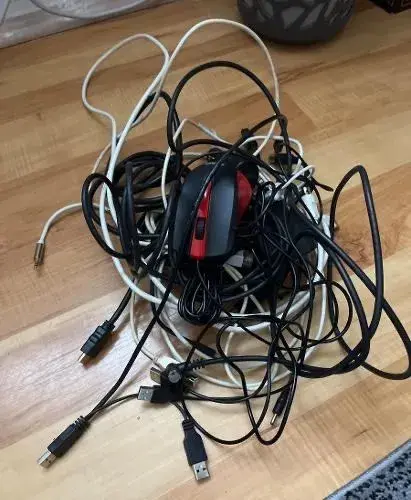 Různé kabely, USB, redukce, apod.