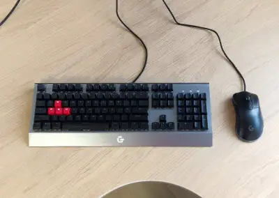 Sada kovové mechanické klávesnice a myši CZC