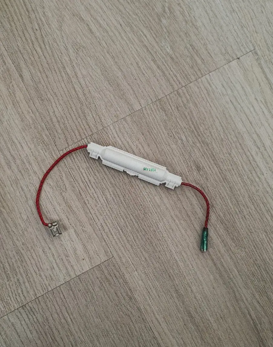 Pojistka do mikrovlnky 5KV 0,65A