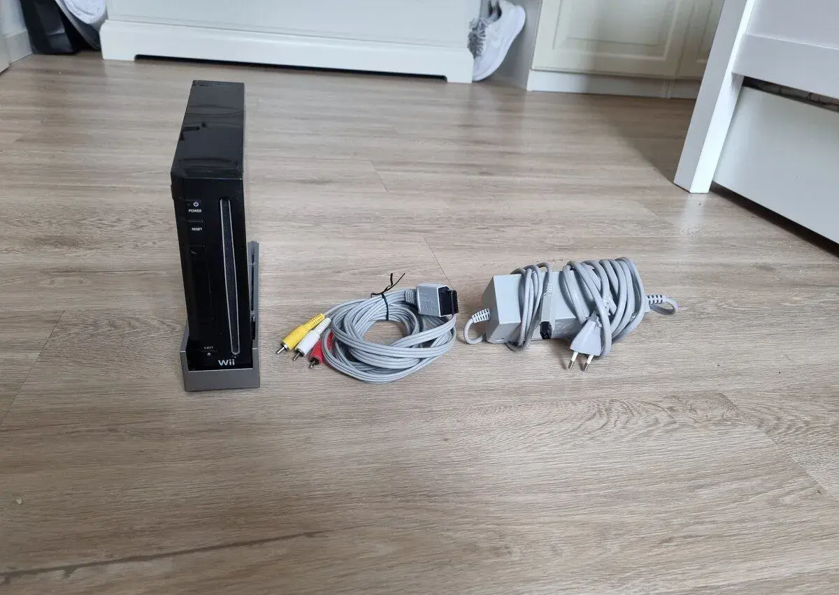 Konzole Nintendo Wii s kabely