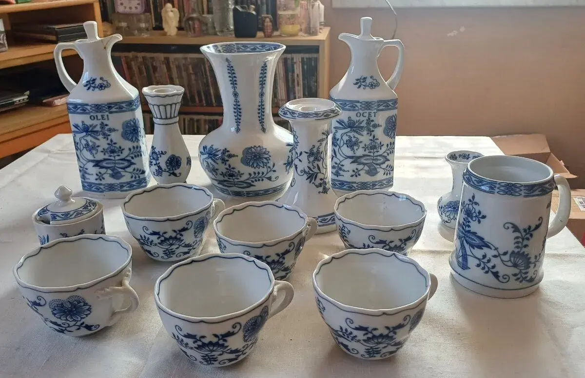 Cibulák – porcelánový set, váza, hrnky, korbel, svícny