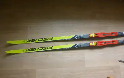 sportovní běžky Fischer RCR s vázáním Rottefella, na klasiku