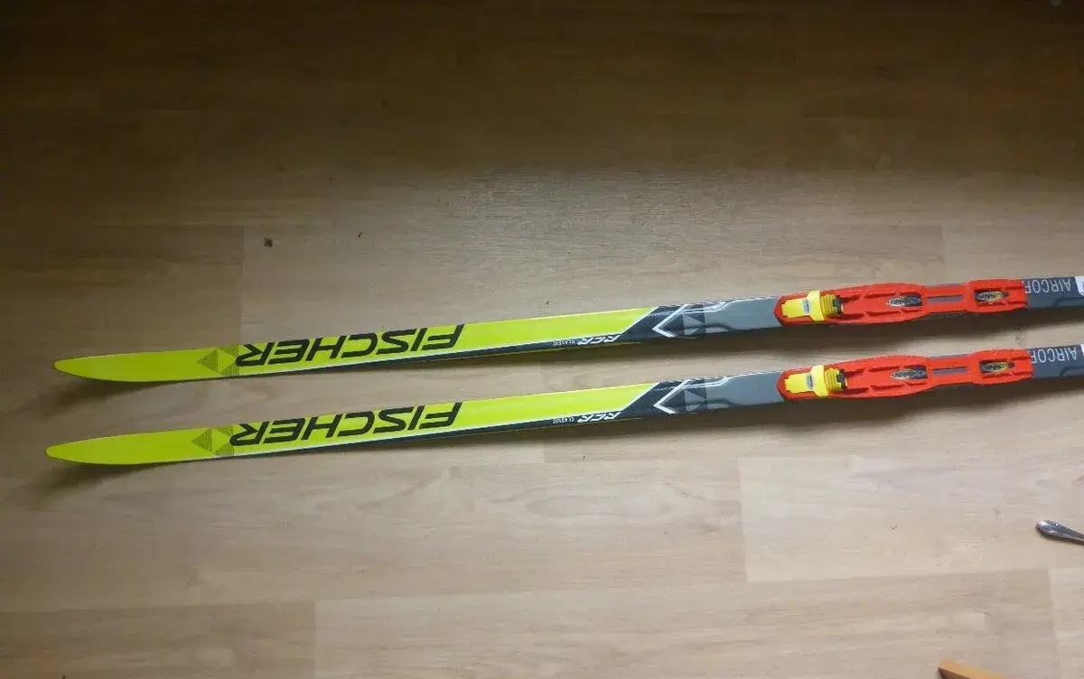 sportovní běžky Fischer RCR s vázáním Rottefella, na klasiku