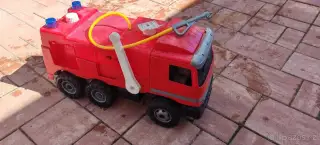 Hasičský vůz a funkční pumpou