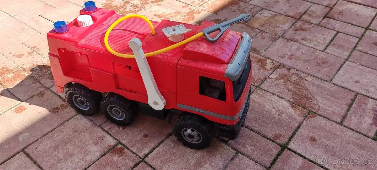 Hasičský vůz a funkční pumpou