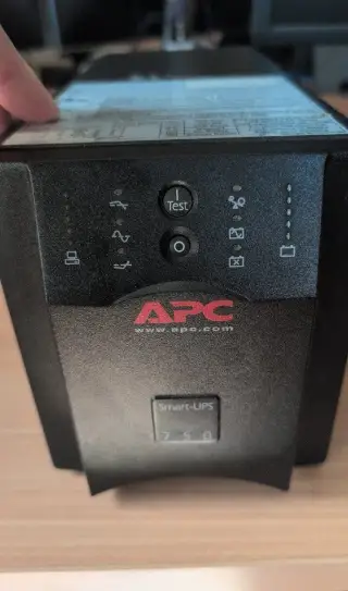 Záložní zdroj UPS APC Smart-UPS SUA750I 750VA USB+ RS232