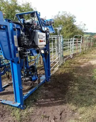Pronájem - hydraulická klec.