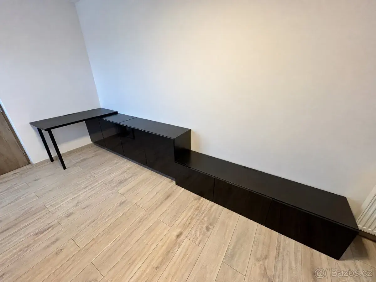Obývací stěna / TV stolek + závěsné skříňky – černý lesk