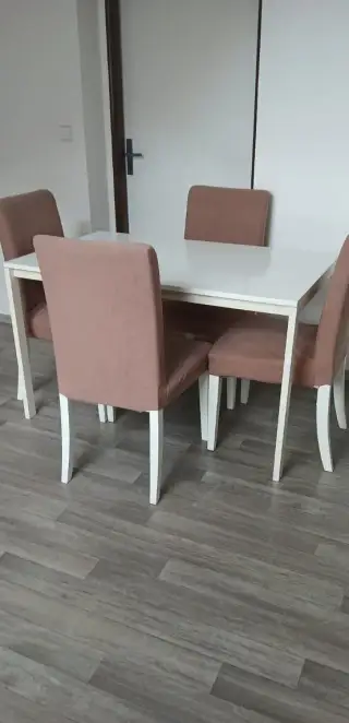 Jídelní stůl