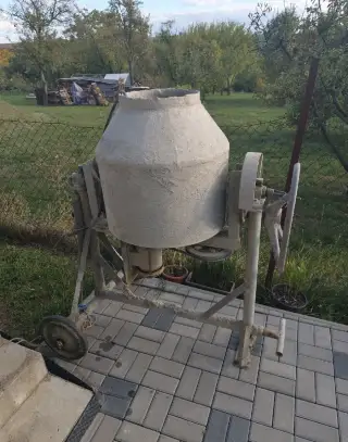 Stavební míchačka 380V + cca 20m kabel. Na 2 kolečka.
