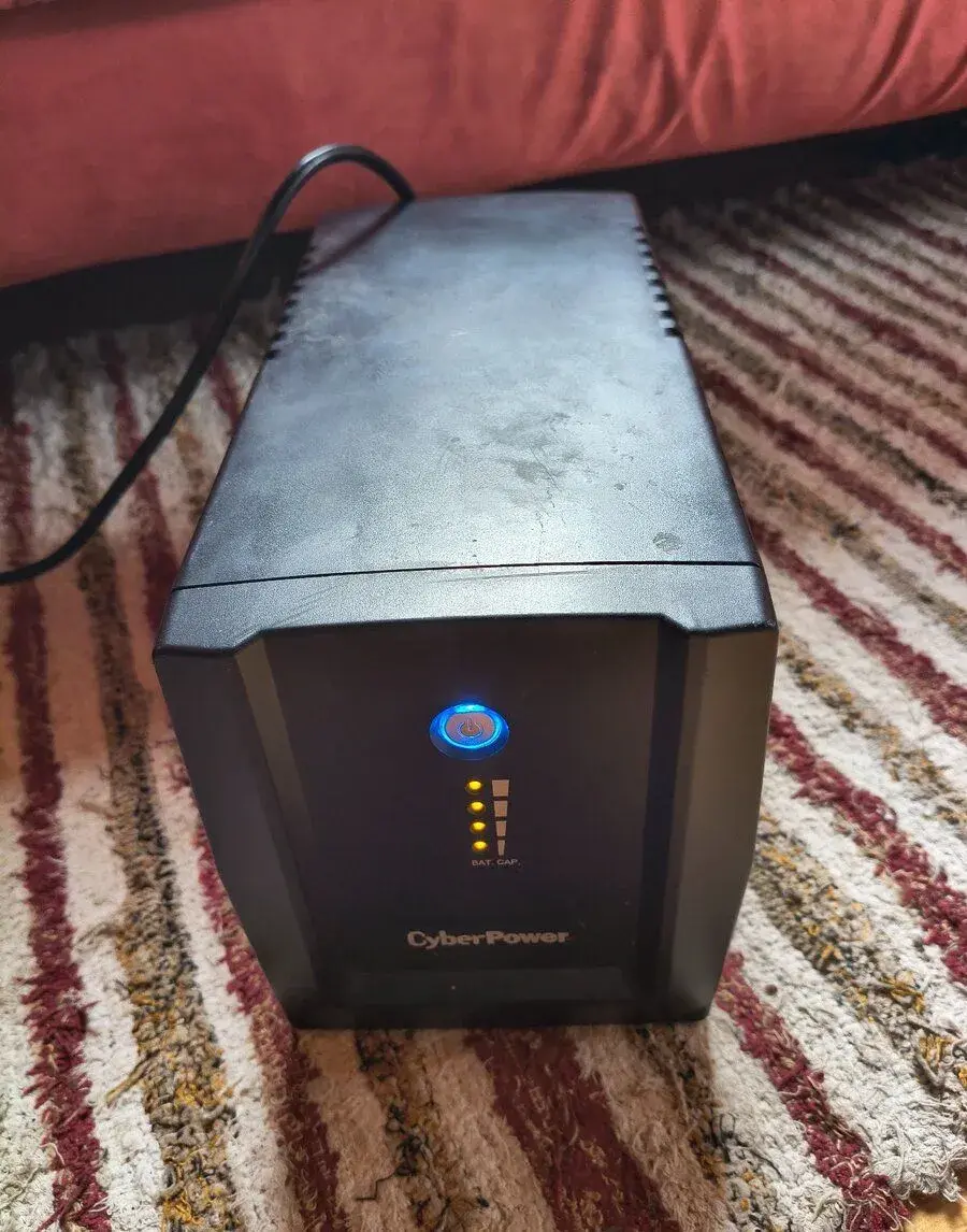 CyberPower UT2200E – záložní zdroj UPS 2200 VA / 1320 W