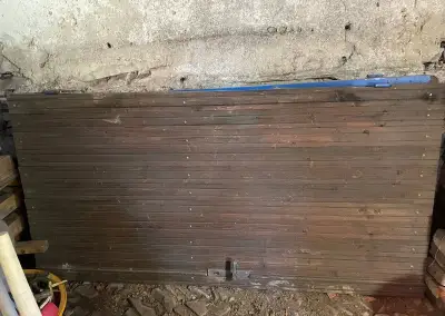 Starší zachovalé garážové vrata