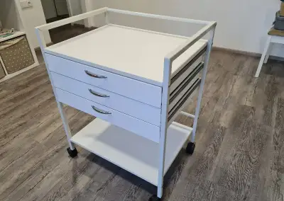 Kovový pojízdný organizér se zásuvkami