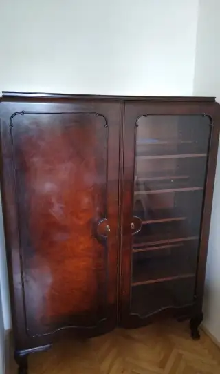 Masivní dubová skříň z 20. let 20. století