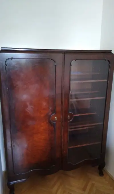 Masivní dubová skříň z 20. let 20. století
