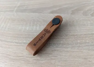 Poutko pro uchycení popruhu Martin Guitar Brown Headstock