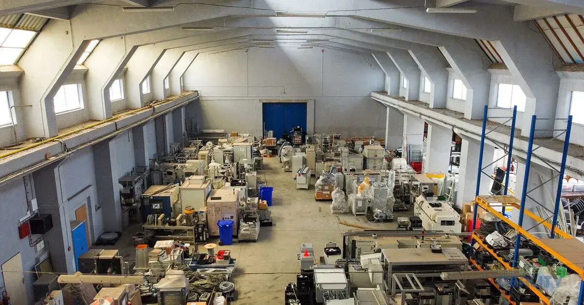 Komerční hala 1 298 m² – logistika / Výroba, výška 10 m, 3 v