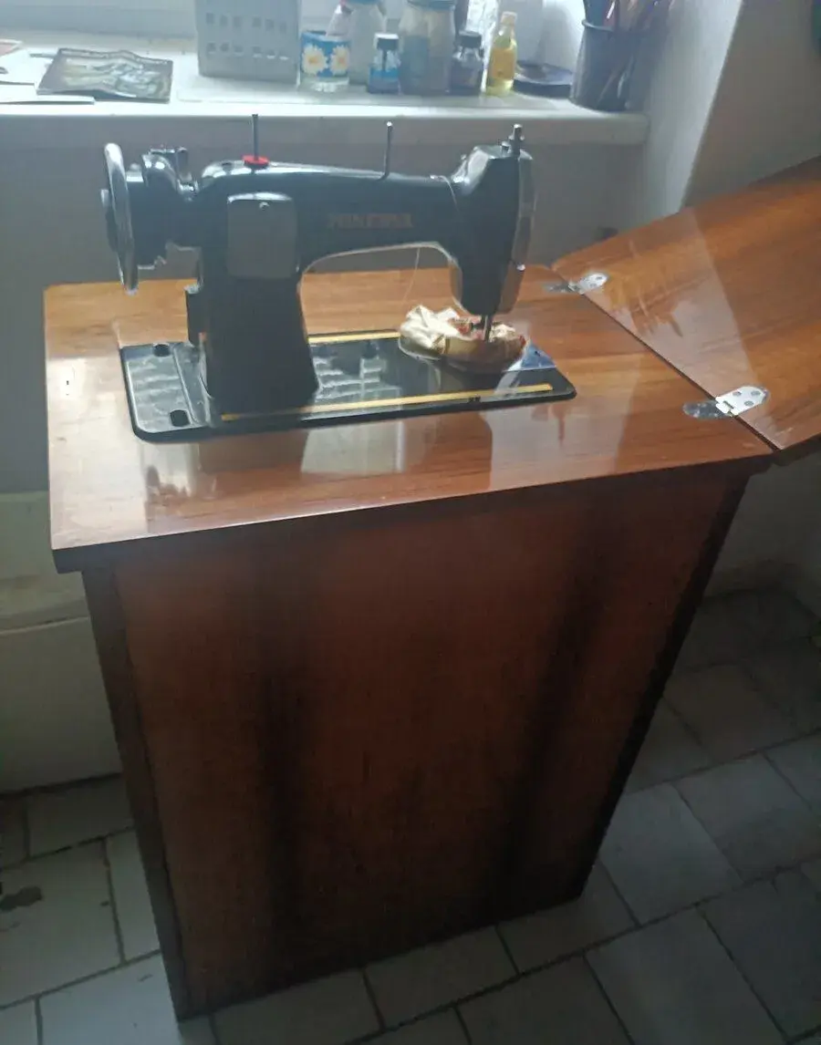 Šlapací šicí stroj Minerva