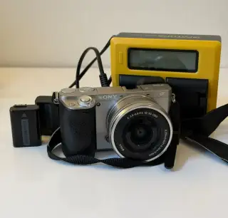 Sony Alpha A6000 + 16-50 mm stříbrný