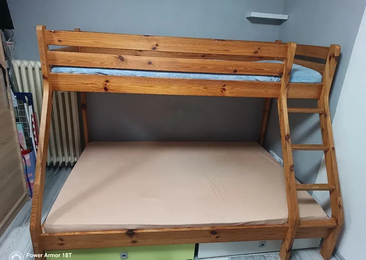 Palanda, dvoupatrová postel (matrace i rošty k tomu)