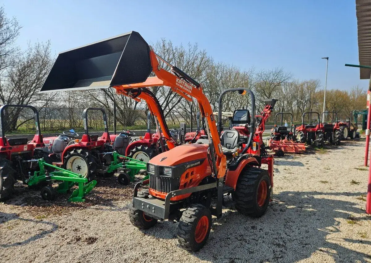 Malotraktor Avenger 26 4x4 s čelním nakladačem a podkopem