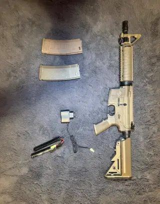 AIRSOFT KOMPLET – 2× PUŠKA + PISTOLE + VÝSTROJ + PŘÍSLUŠENST