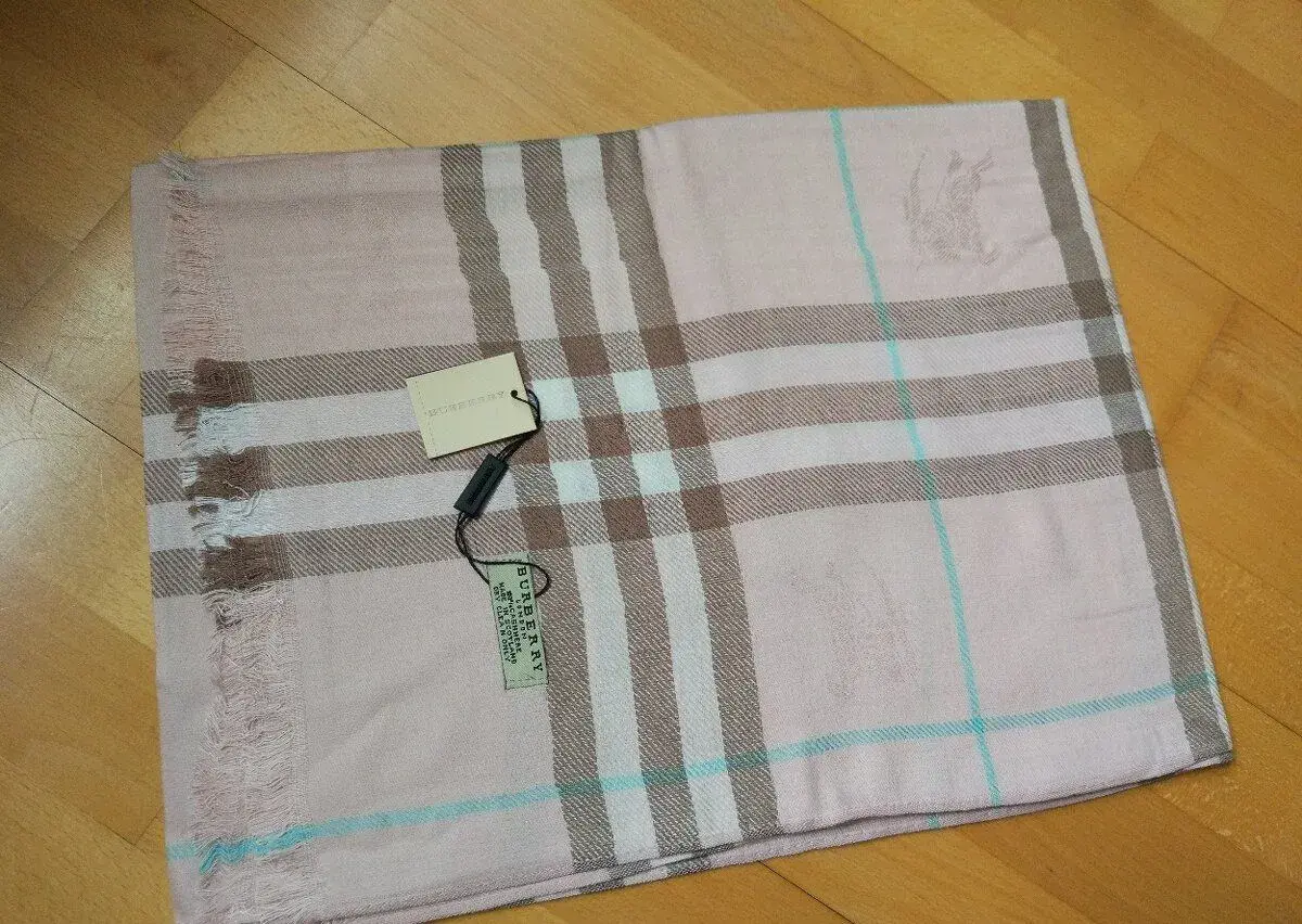 Jemně růžový šál Burberry