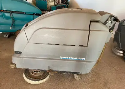 Úklidový stroj TENNANT 3301