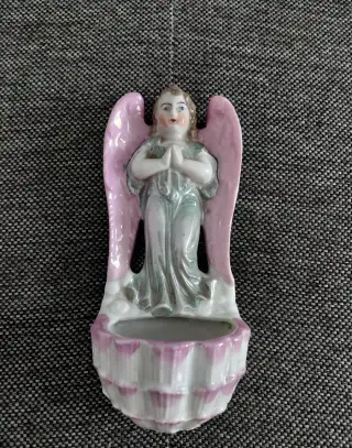 STAROŽITNÁ PORCELÁNOVÁ KROPENKA S ANDĚLEM ŽACLÉŘ