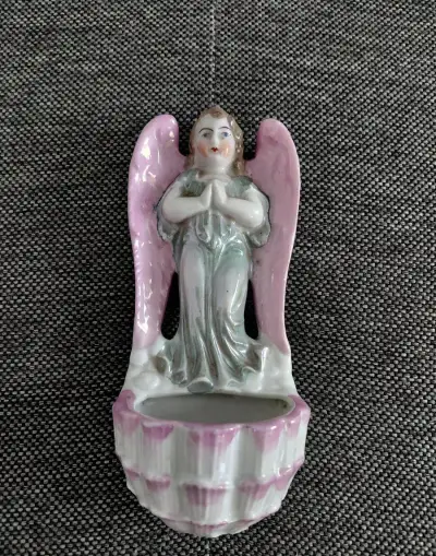 STAROŽITNÁ PORCELÁNOVÁ KROPENKA S ANDĚLEM ŽACLÉŘ